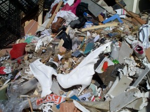 Einige Steigen und Reste verrottender Lebensmittel, vermutlich Abfälle aus einem Supermarkt, wurden vom Verdichter etwas neben der Stelle mit den Overknees den Müllhang runter geschoben.