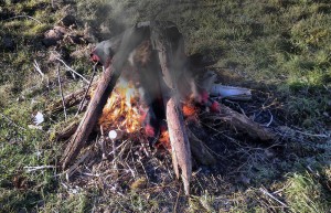 schönes lagerfeuer mit decke