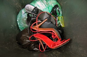 Sandaletten, High heels, Mülltonne, Müllabfuhr, Müll.