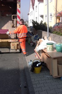 Das Pressmüllauto ist vorgefahren zu &quot;meinem&quot; Sperrmüllhaufen und die letzte Minute für die geilen Schuhlieblinge meiner Bekannten ist angebrochen. Jederzeit kann &quot;es&quot; nun passieren. Meine letzte Unsicherheit weicht nun. Meine Geilheit will diesen Korb mit den ganzen Fetischträumen nun im Pressmüllauto sehen. Die Geilheit hat gesiegt!