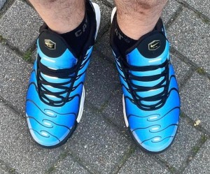 NIKE Air Max Plus ULTRA HYPERBLAU angezogen 2.jpg