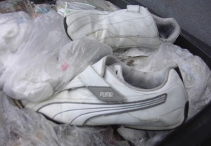 Die weichgelatschten Sneakers schmiegten sich an die Müllbeutel daneben.