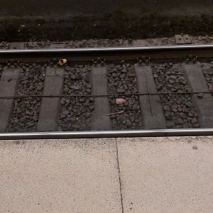 Diesmal eine Babyflasche zwischen der S-Bahn Schiene