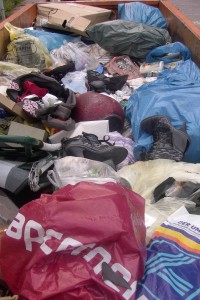 Ein paar stinkende gärende Küchenmüllbeutel, einige Lumpen und Schuhe und ein Haufen nutzloses Gerümpel - bald zu &quot;finden&quot; auf dem Müllberg.