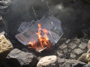 Die ersten Flammen sind sichtbar und die Stiefel haben nicht mehr lange zu leben ;-)