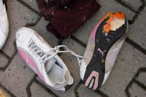 Wie kann eine Frau nur solch süße Sneakers herzlos in den Küchenmüll stopfen und dann auch noch in die Sperrmüllpresse eigenhändig schmeißen?