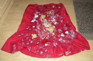 Abendrock aus rotem Taft mit Essensresten dekoriert