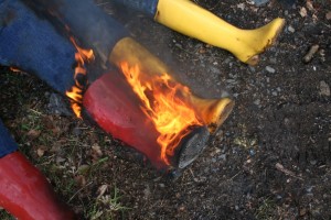 roter und gelber Gummistiefel brennen.