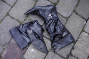 Der eine Riemchenstiefel wurde an der Ferse und Absatz auch völlig zermalmt.