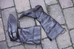 Genaugenommen haben auch diese flachen, spitzen Stiefel die Sperrmüllabfuhr nicht überstanden.