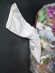 Warum mussten diese geilen weißen Stiefel nur in den Müll??
