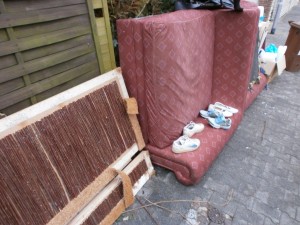 Herzlos ausgesetzt. Wenn die niemand rettet, muss sich die Sperrmüllabfuhr ihrer &quot;erbarmen&quot; und sie in einen ziemlich brutalen krachenden und splitternden Schuhhimmel befördern.