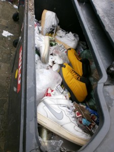 Schock! Er wollte mir die Turnis einfach nicht gönnen, also nahm der sie zu nebenliegenden Müllcontainerstandplatz.