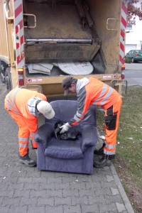 Da wollte doch tatsächlich ein Stiefel dem Pressmüllauto entgehen ..., doch er wurde mit festem Griff wieder eingefangen.