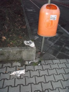 Müll0313 022.jpg (320.07 KiB) 26108 mal betrachtet Die großen asics passten wohl nicht in den Abfallkorb?!