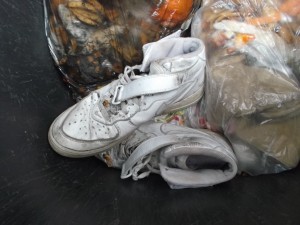 Die alten Nike Air Force One platt und nach Müll stinkend. Die langen ja auch ziemlich tief im Dreck.