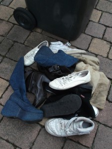Müll0313 237.jpg (281.15 KiB) 18089 mal betrachtet Diesmal spiegeln sich die geilen Schuhe und Stiefel nicht an der inneren Mülltonnenwandung, sondern außen!