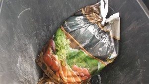 Endlich Plastiktüte in der Tonne, Verbrennung naht....Übrigens dadrunter liegt noch ne Edekatüte....von meiner Nachbarin