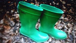 Auch diese grünen Gummistiefel sind für Damen, Gr. 40....auch hier wird eine Frau von Schweißfüßen verschont, die Gummis werden vernichtet...es lebe das Feuer der Vernichtung