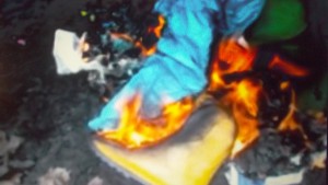 mischmasch feuer...gelbe gummis, grüne gummis + aldi-plastiksäcke....cooles inferno