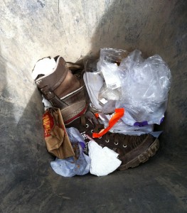 IMG_1570.jpg (1.24 MiB) 4911 mal betrachtet Zusammen mit anderem Müll warten sie auf die Müllabfuhr um gepresst geshreddert und verbrannt zu werden!