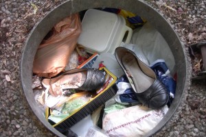 Janine09 017.jpg (480.96 KiB) 11619 mal betrachtet Innen total verlatscht und mit gebrochener Sohle, waren diese Ballerinas nur noch Müll.