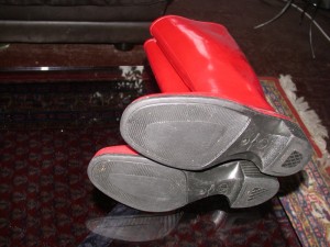 rot2.JPG (157.63 KiB) 8836 mal betrachtet die sohle ist nur etwas abgelaufen, kaputt sind die am schaft vorn (riss)