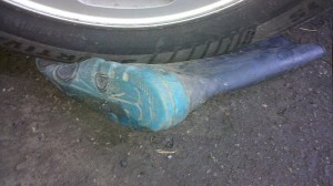 zstiefel1.jpg (90.71 KiB) 2752 mal betrachtet PVC Gummistiefel unter Autoreifen (Anfangsstadium)