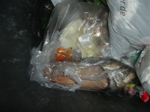 0DSC06768.JPG (51.14 KiB) 12269 mal betrachtet ein bisschen gestöbert schon einen interessanten Müllbeutel entdeckt!