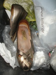 0DSC06770.JPG (76.19 KiB) 12269 mal betrachtet siehe da ... leicht müffelnde Absatzschuhe