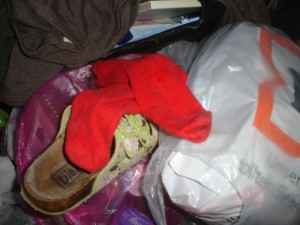 0DSC06774.JPG (57.49 KiB) 12479 mal betrachtet dann ein größerer Fundus: zwar nur eine Schlappe und ein paar rote Socken, dafür auch noch zwei Säcke Klamotten und jede Menge Haushaltskrusch ... Bilder, CD's, Erinnerungsstücke und und und