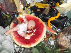 Müll0613 533.jpg (329.67 KiB) 7997 mal betrachtet Ich kriege die Vorstellung nicht aus dem Kopf: Schockiert erinnert mich dieser Anblick an das Christuskind in der Krippe! Da ist absolut nichts gestellt worden. Kaum zu glauben: Das ist "einfach nur" die schon oft beschriebene "Mülllotterie". Verstörend, aber die Realität!