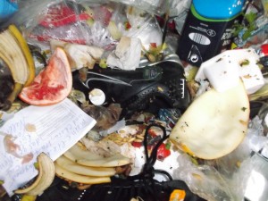 Müll0613 534.jpg (313.27 KiB) 7997 mal betrachtet Dieser Shox lag hier "richtig" und passte sich zum übrigen Dreck an.