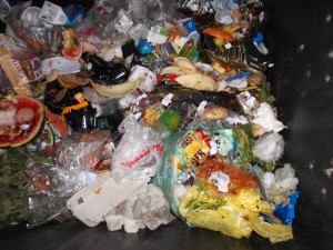 Müll0613 538.jpg (317.02 KiB) 7997 mal betrachtet Ein geiler Anblick und eine noch geilere Vorstellung wie die Shox nach einer Woche tief verschüttet im Hausmüll in ekliger Müllbrühe vor sich hinsiffen und vom Müllgewicht platt zusammensacken und vor sich hinrotten.