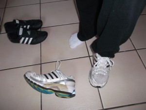 Müll0613 002.jpg (236.59 KiB) 4161 mal betrachtet Anja hatte gerade ihre treugedienten und eigentlich noch schön gepflegten "Arbeitsschuhe" an den Füßen als sie mir verkündete, dass die nun sofort ausrangiert und weggeschmissen würden.