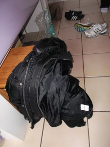 Müll0613 003.jpg (264.52 KiB) 4428 mal betrachtet Lauras alte Winterjacke brachte sie auch aus deren Zimmer und am Tisch standen schon andere Schuhe, bei denen ich ahnte, was mit denen passieren könnte.