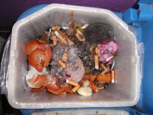 Müll0613 004.jpg (286.11 KiB) 4165 mal betrachtet Im Küchenmülleimer war noch Platz.