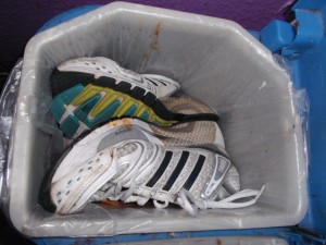 Müll0613 005.jpg (294.59 KiB) 4165 mal betrachtet Noch feucht, müffelnd und warm stopfte Anja herzlos ihre treugedienten Gefährten in den Küchenmülleimer und sofort klebte der erste Siff dran.