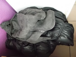 Müll0613 007.jpg (256.66 KiB) 4428 mal betrachtet Die geile Jacke und Anjas superkuschelweiche Lieblingsstiefel legte sie auf den Mülleimer.