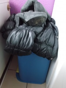 Müll0613 008.jpg (239.49 KiB) 4165 mal betrachtet Der Anblick machte mich betroffen und Anja bemerkte das. Sie selbst machte ein unglückliches Gesicht. Sie erklärte mir, dass sie bei einer Weihnachtsfeier bemerkt hat, dass ein Absatz lose ist und eine Reparatur zu teuer käme. Einige Monate hat sie noch das Unvermeidliche aufgeschoben, doch nun waren sie "fällig".