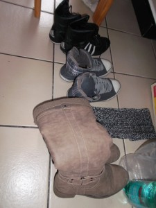 Müll0613 009.jpg (279.47 KiB) 4161 mal betrachtet Hinten ausrangierte Sneakerchen von Laura und vorne Anjas Winterstiefel.