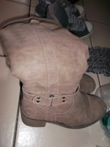 Müll0613 010.jpg (284.08 KiB) 4428 mal betrachtet Anjas innen total ausgelatschte Stiefel sind nach einem langen Winter nun reif für den Müll.