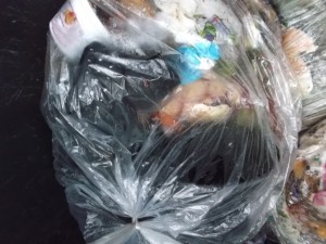 Noch über eine Woche mussten diese geilen Stiefel auf die Müllabfuhr warten; eine verdammt lange Zeit, denn die Essensreste fingen schon an zu verrotten und an dem kuschelweichen Obermaterial zu kleben. Seufz!