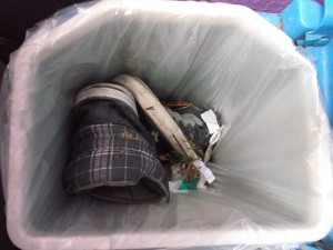 Müll0613 047.jpg (3.37 MiB) 6040 mal betrachtet Der erste Kehrricht auf Lauras weggeworfenen Chucks.