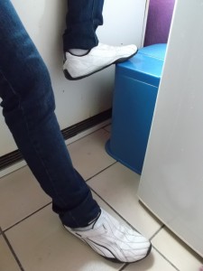 Müll0613 048.jpg (289.2 KiB) 6040 mal betrachtet Anjas Pumas: Oben noch Hui, innen Pfui und an der Sohle endfertig gelatscht. Aber noch immer im Einsatz!