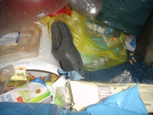 einsam und alleine schlummert da ein verlassener Crock in einem Container für Verpackungsmüll.