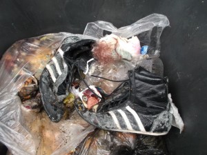Müll0613 146.jpg (298.41 KiB) 4957 mal betrachtet Haare von Laura klebten an ihren versifften Boxerstiefelchen und weißer Schimmel begann diese geilen Teile zu zersetzen.