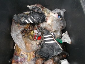 Müll0613 148.jpg (294.02 KiB) 4957 mal betrachtet Jetzt noch einmal eine Woche bis zur Müllabfuhr wollte ich den armen geilen Boxerstiefelchen nicht mehr antun. also erfolgte die Rettung nun gleich!