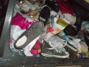 Auch in dieser Ecke des Müllcontainers liegen Schuhe des Mädels.