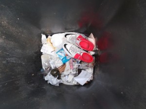 Müll0713 001.jpg (262.84 KiB) 6670 mal betrachtet Die geilen weggeworfenen Fußballschuhe spiegeln sich in den Seiten der Mülltonnenwandung.